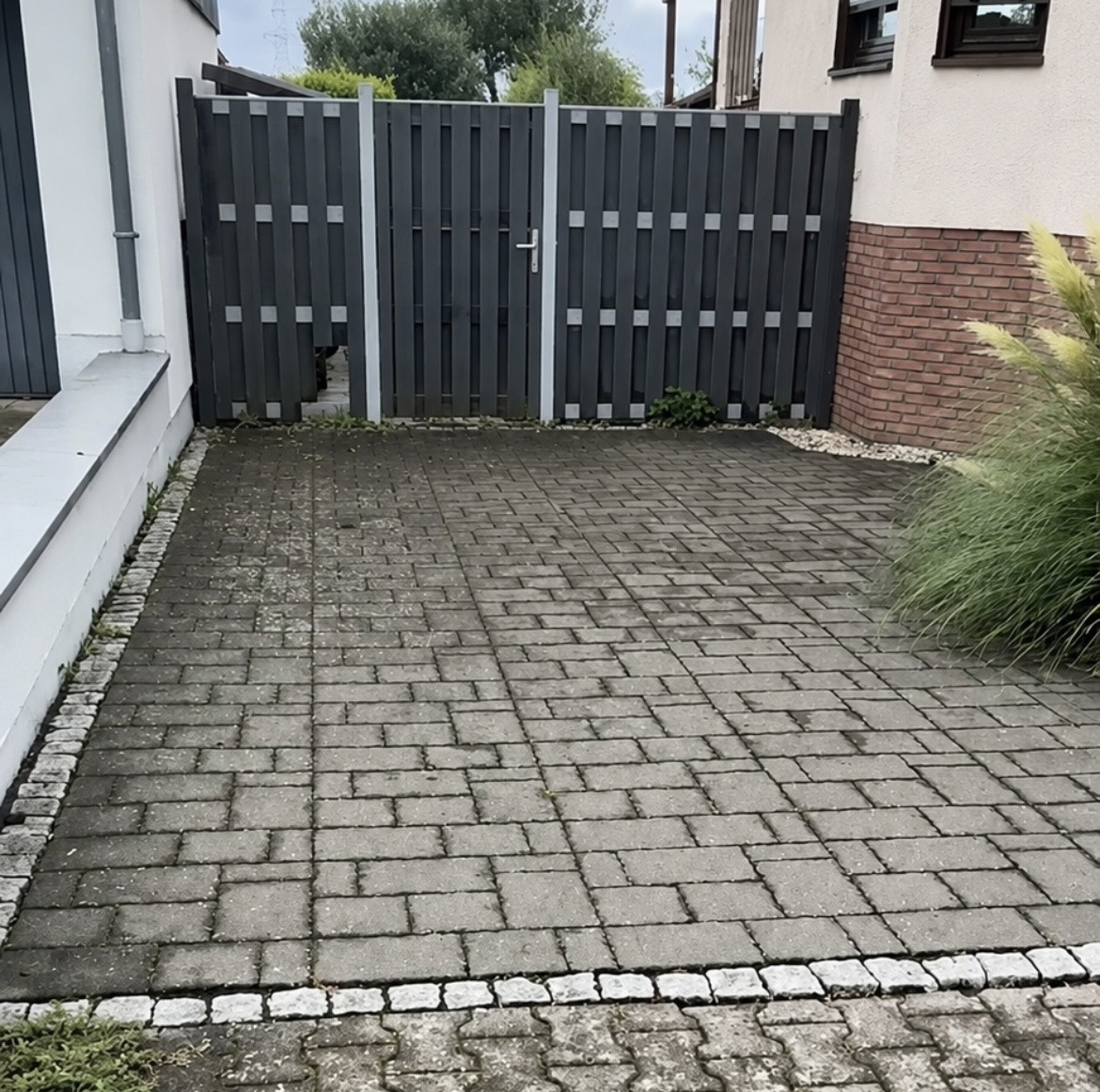 Einfahrt vor der Reinigung – mit Moos und Verschmutzung